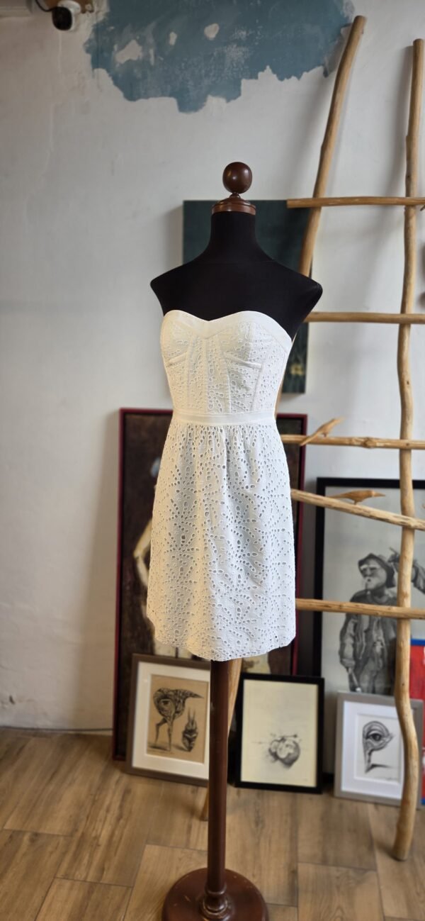 Vestido strapless de encaje color blanco