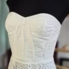 Vestido strapless de encaje color blanco