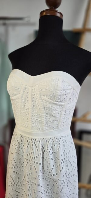Vestido strapless de encaje color blanco
