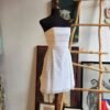 Vestido strapless de encaje color blanco