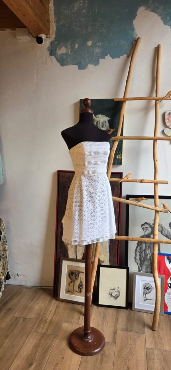 Vestido strapless de encaje color blanco