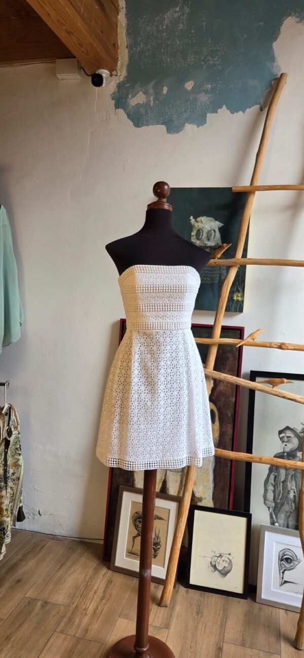 Vestido strapless de encaje color blanco