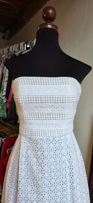 Vestido strapless de encaje color blanco