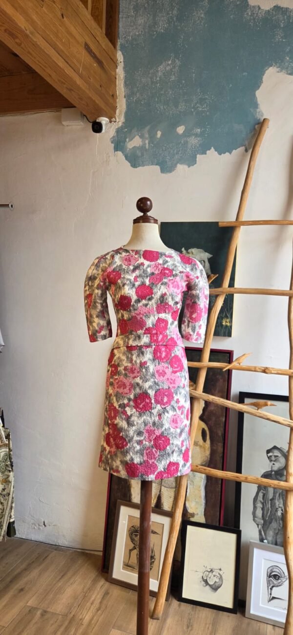 Vestido diseño de manchas color rosa, gris y blanco