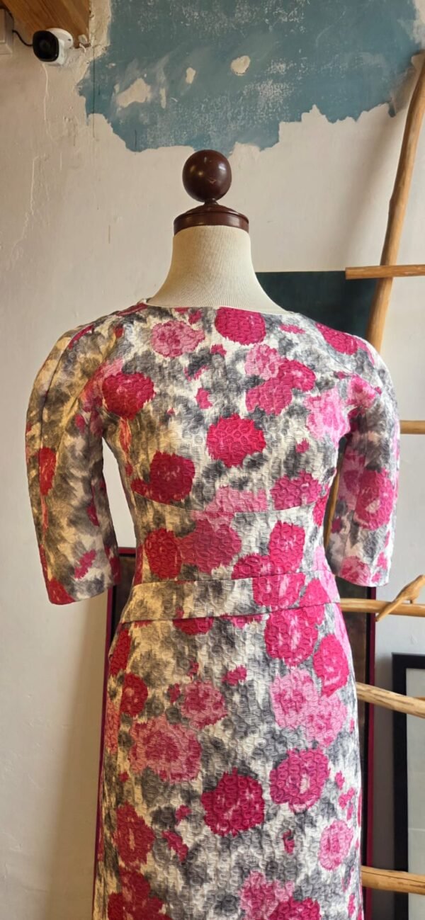 Vestido diseño de manchas color rosa, gris y blanco