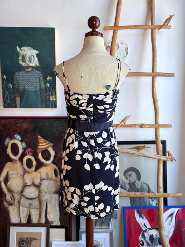 Vestido azul marino con flores blancas