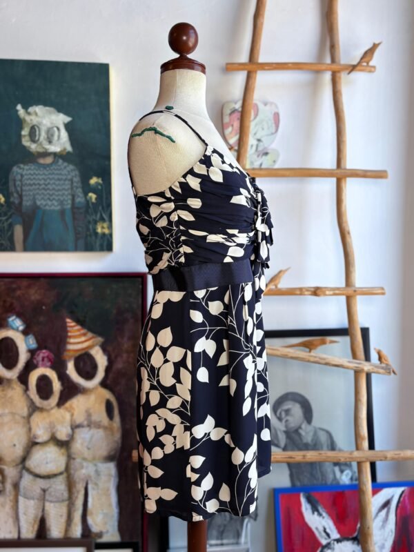 Vestido azul marino con flores blancas