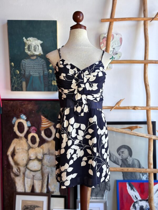 Vestido azul marino con flores blancas