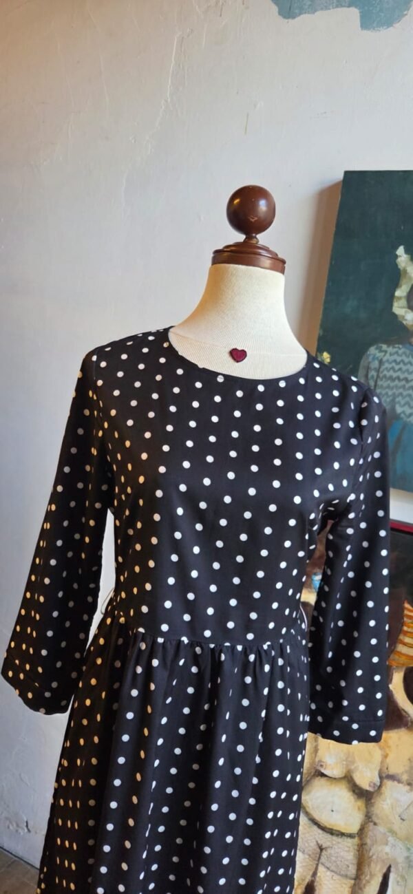 Vestido color negro con puntos blancos