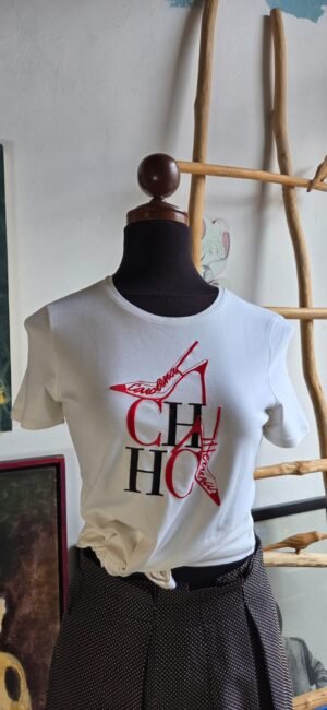 Playera color blanco con bordado de zapatillas