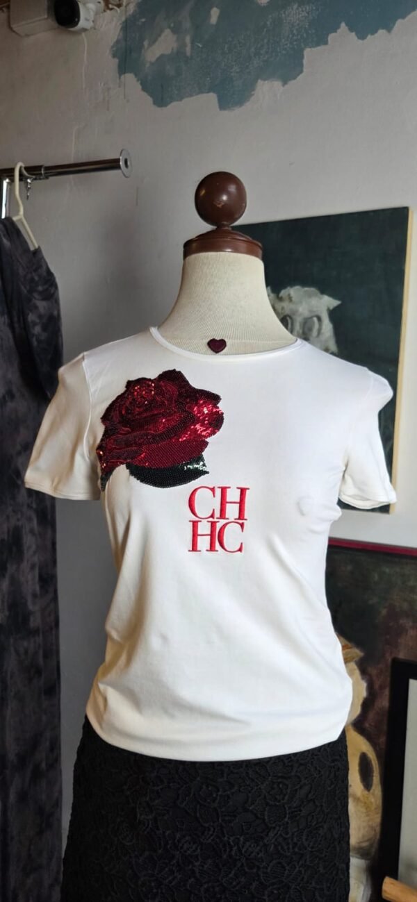 Playera color blanco con estampado de rosa en lentejuela