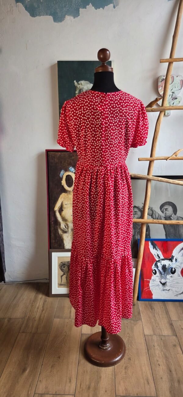 Vestido color rojo con flores blancas