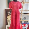 Vestido color rojo con flores blancas