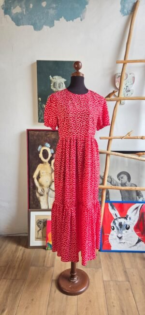 Vestido color rojo con flores blancas