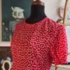 Vestido color rojo con flores blancas