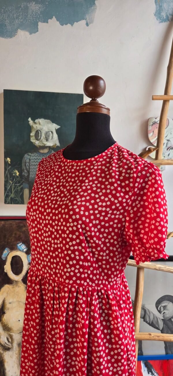 Vestido color rojo con flores blancas