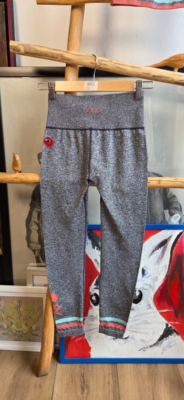 Conjunto deportivo color gris