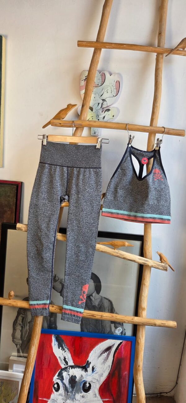 Conjunto deportivo color gris