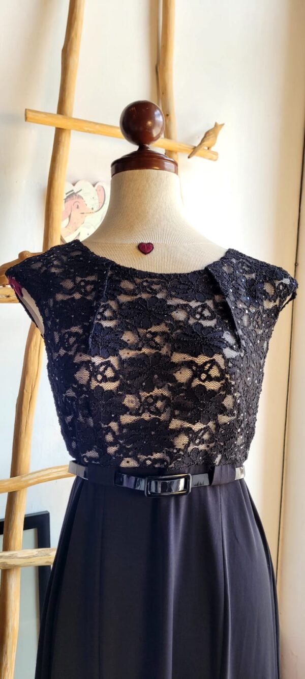 Vestido midi corte A con encaje