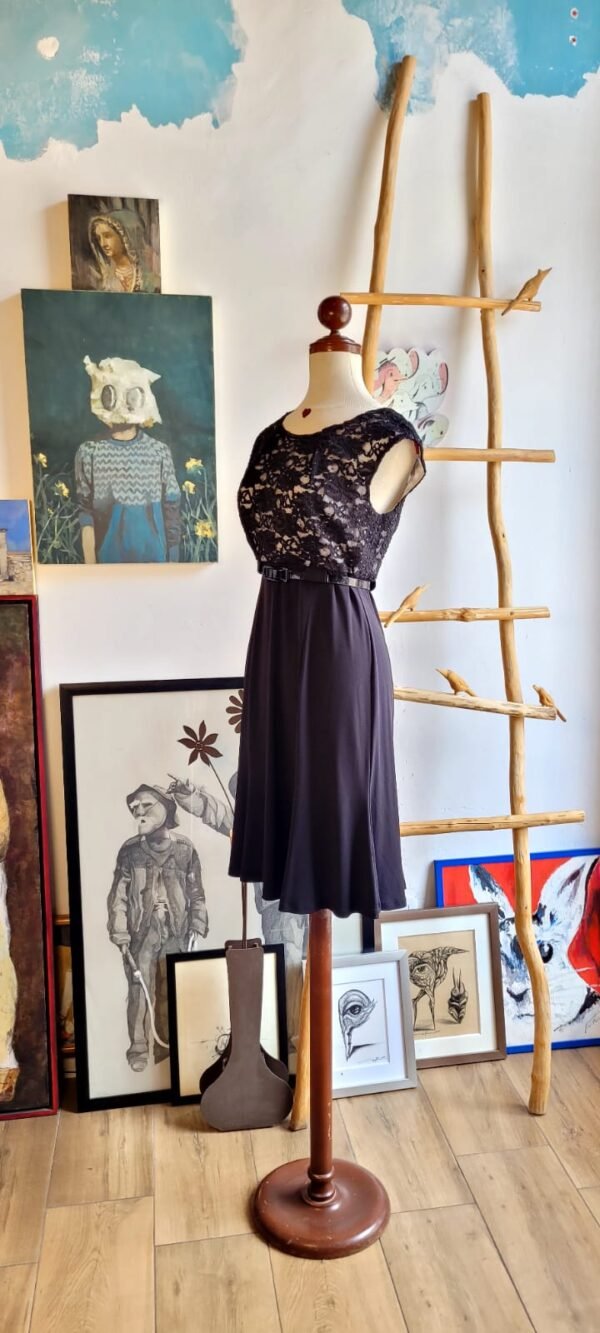 Vestido midi corte A con encaje