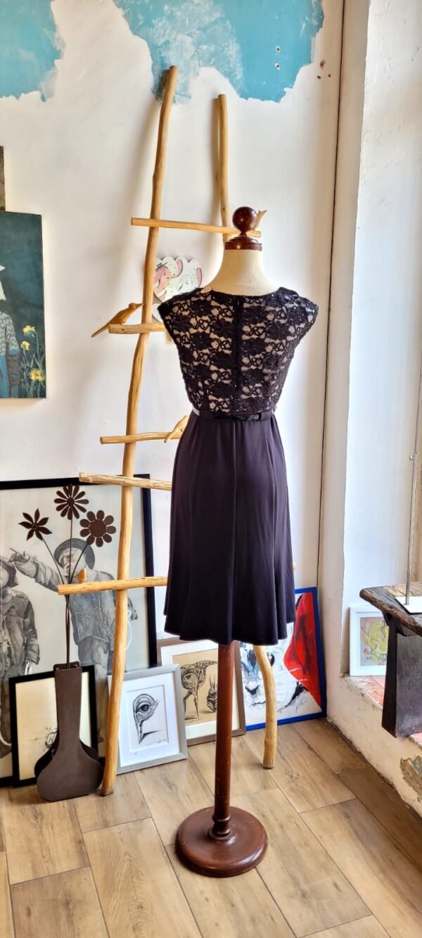 Vestido midi corte A con encaje