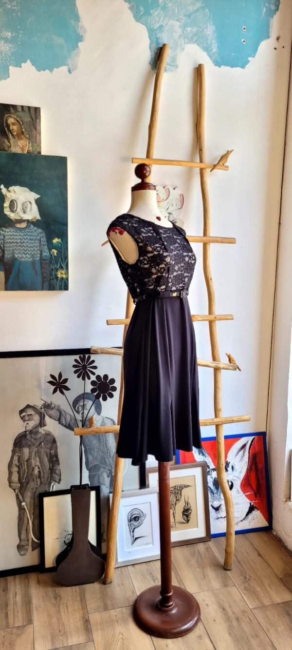 Vestido midi corte A con encaje
