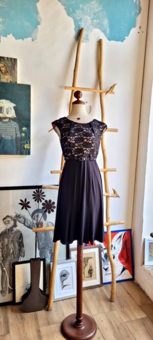 Vestido midi corte A con encaje