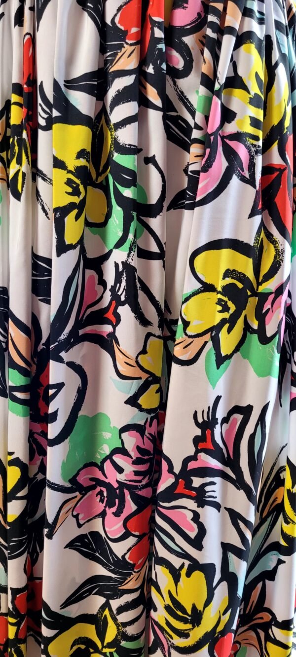 Maxi vestido cuello halter con falda floreada