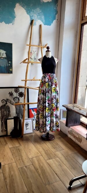Maxi vestido cuello halter con falda floreada