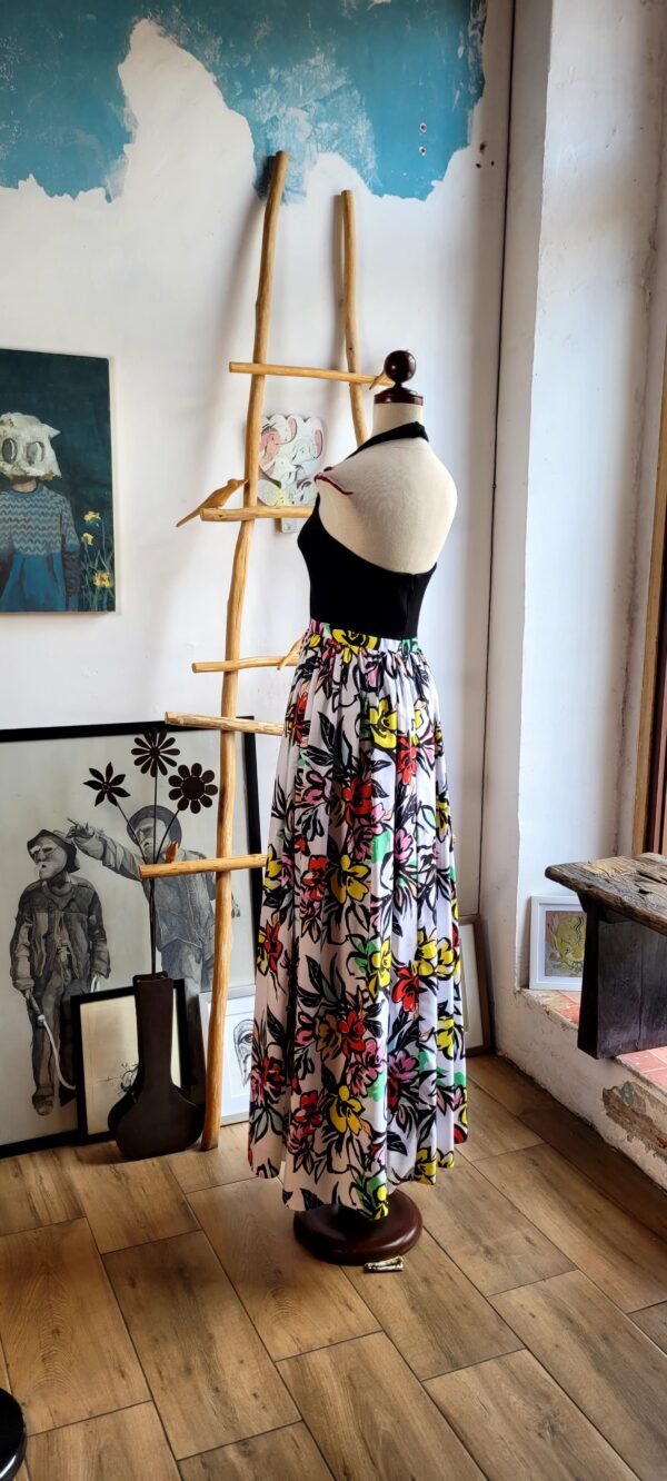 Maxi vestido cuello halter con falda floreada