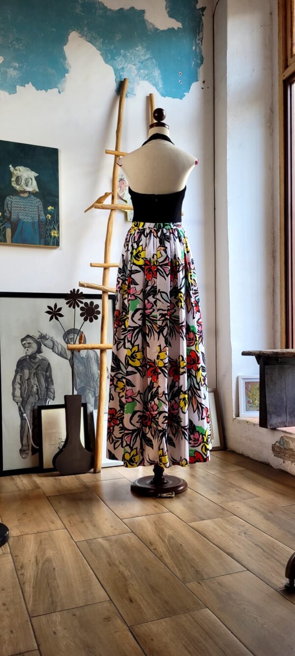 Maxi vestido cuello halter con falda floreada