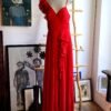 Vestido rojo con holanes estilo flores.