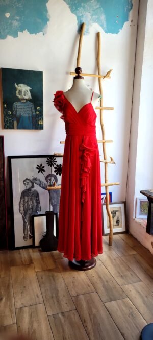 Vestido rojo con holanes estilo flores.