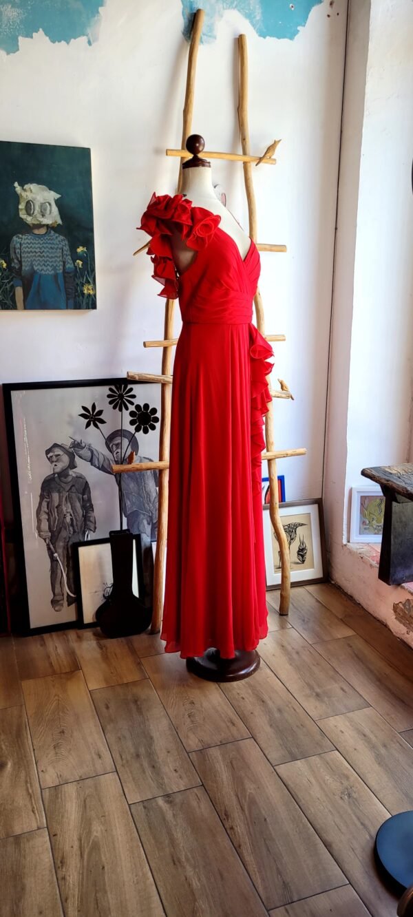 Vestido rojo con holanes estilo flores.
