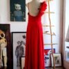 Vestido rojo con holanes estilo flores.