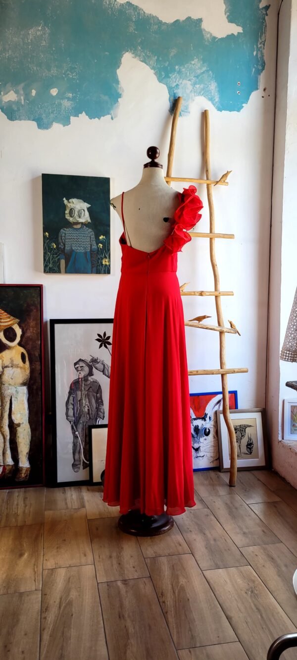 Vestido rojo con holanes estilo flores.