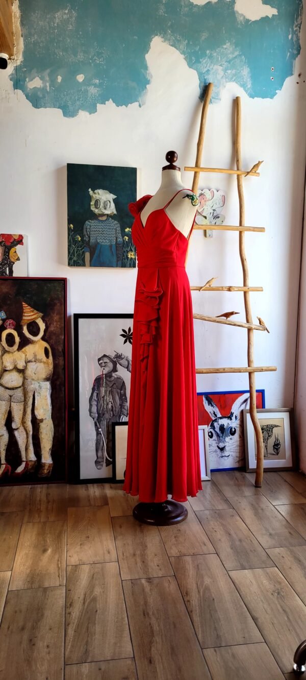 Vestido rojo con holanes estilo flores.