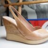 Zapatillas de charol color nude de cuña