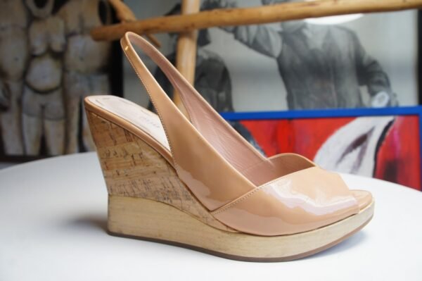 Zapatillas de charol color nude de cuña