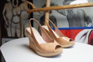 Zapatillas de charol color nude de cuña
