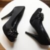 Zapatillas de raso color negro con pedrería