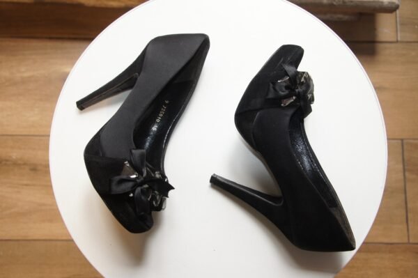 Zapatillas de raso color negro con pedrería