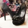 Zapatillas de raso color negro con pedrería