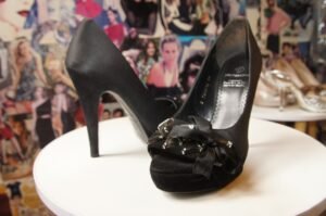 Zapatillas de raso color negro con pedrería