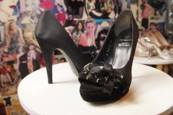 Zapatillas de raso color negro con pedrería