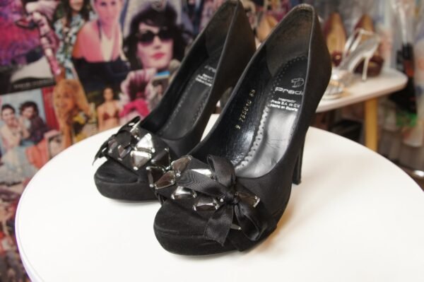 Zapatillas de raso color negro con pedrería