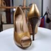 Zapatillas peep-toe de charol color dorado metálico