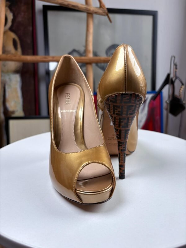 Zapatillas peep-toe de charol color dorado metálico