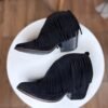 Botines color negro con flecos