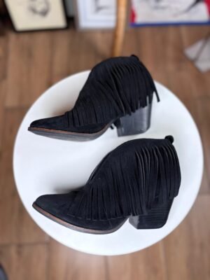 Botines color negro con flecos